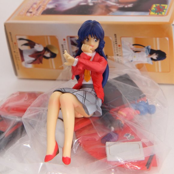 VERY RARE! Super Dimension Fortress Macross Lynn Minmay Sitting on Desk Chair - Picture 3 of 3